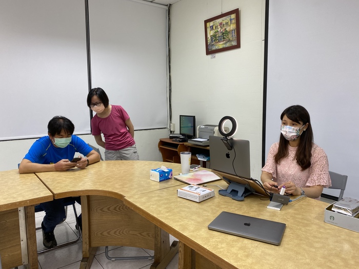 講師在會議室預做線上會議準備