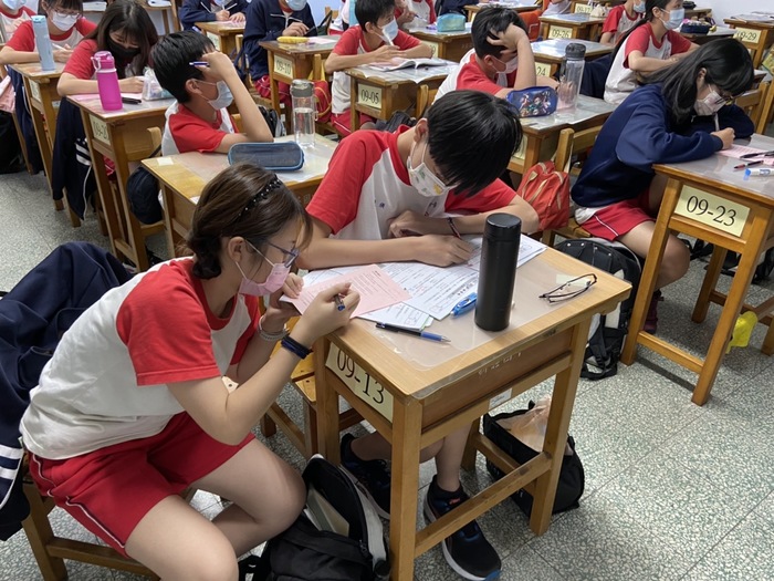搭配學習單方便學生一邊聽講一邊書寫回應講師提問
