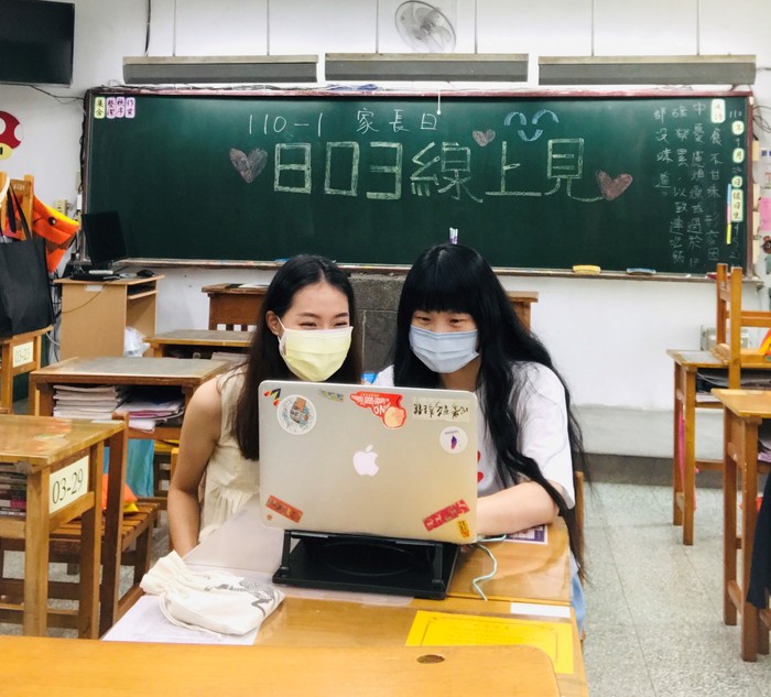 導師帶著實習老師一同進行線上會議
