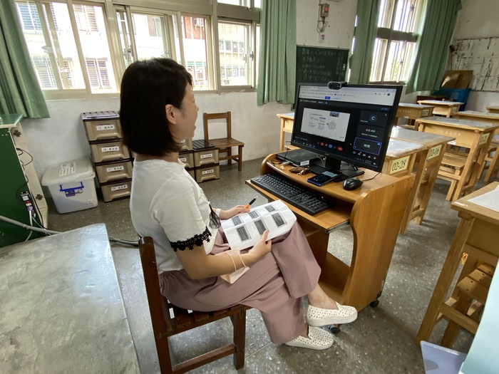 導師在班上與家長進行線上會議