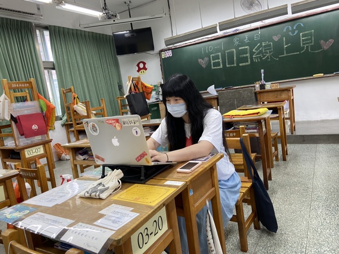 雖是採取線上會議，導師仍用心進行場佈歡迎家長與會