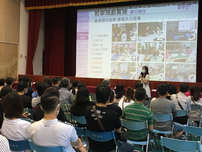 校長向家長進行校務說明與意見交流圖片