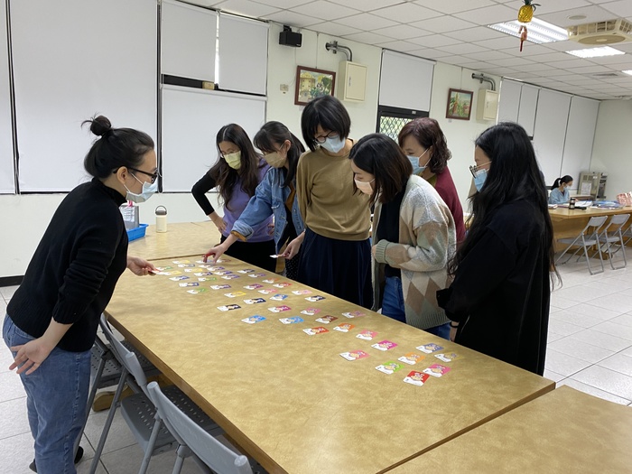 老師們踴躍參與課程挑選情緒牌卡